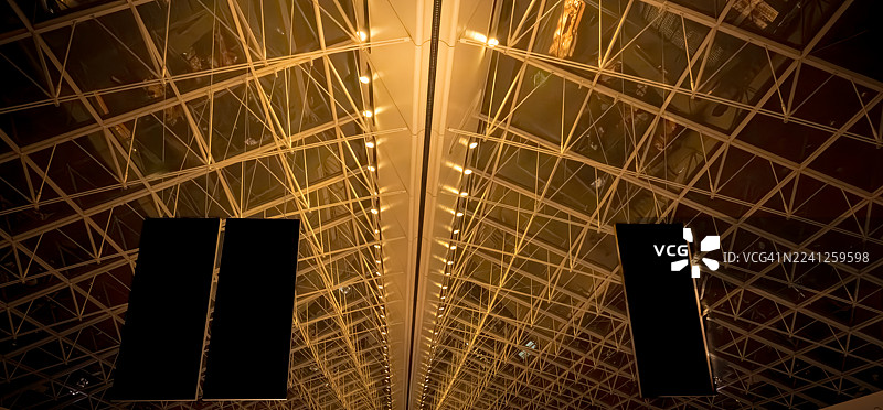 玻璃天花板映照出机场内大厅发生的一切图片素材