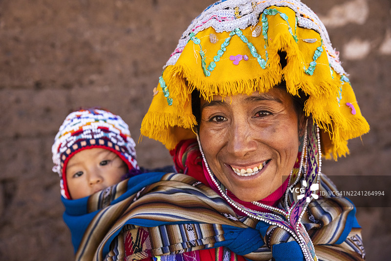 秘鲁妇女身着民族服装在圣谷皮萨克摆拍图片素材