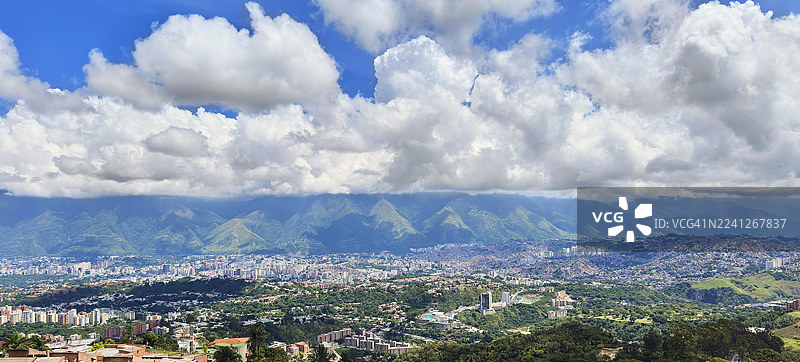 俯瞰加拉加斯山谷，背景是阿维拉山。图片素材