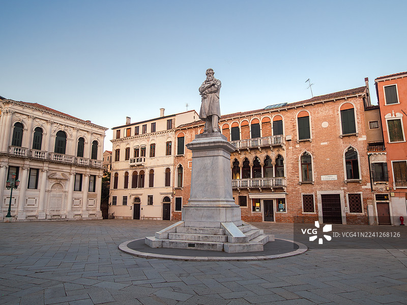 意大利作家尼科洛·托马塞奥（Niccolò Tommaseo）雕像的广角视图，该雕像于1882年雕刻而成，位于威尼斯圣马可区（San Marco）的圣斯特凡诺广场（Campo Santo Stefano，又称Campo Morosini），背后是哥特式建筑，这里是威尼托大区（Veneto）意大利的世界遗产地。图片素材