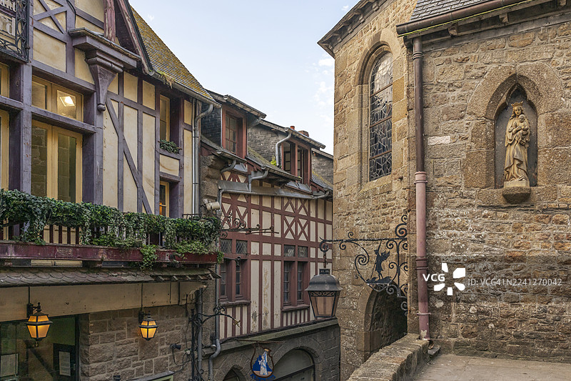 中世纪的建筑外观和圣皮埃尔教堂，位于圣米歇尔山村图片素材