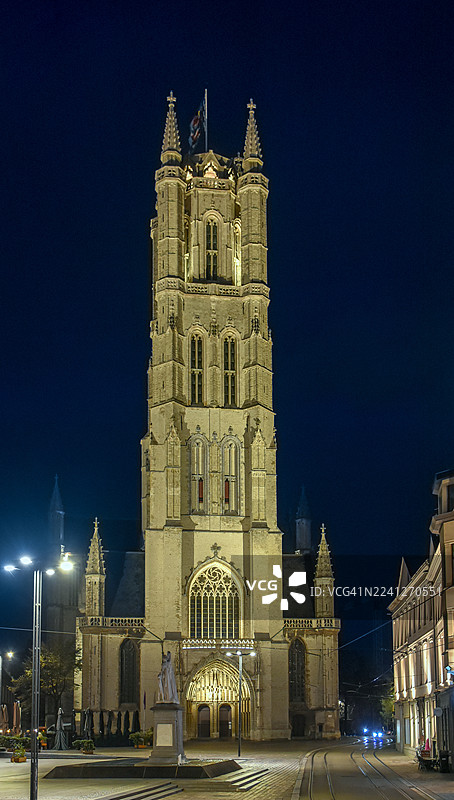 比利时弗兰德斯根特圣巴夫大教堂（Sint Baafskathedraal）宏伟的哥特式立面在黄昏夜晚时分被照亮，位于圣巴夫广场（Sint Baafsplein）。图片素材