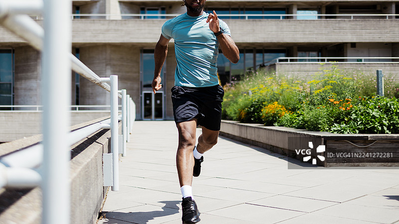 年轻黑人男子在城市环境中跑步健身训练图片素材