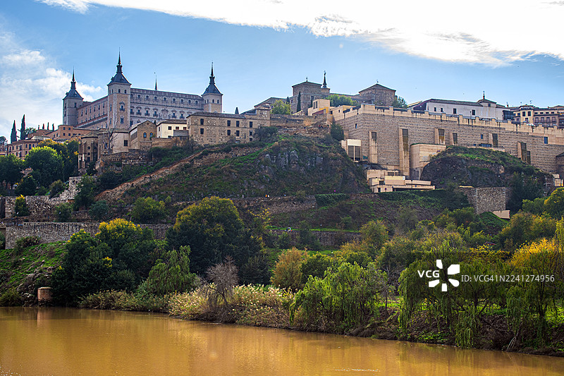托莱多阿尔卡萨尔与塔霍河。西班牙，托莱多。图片素材