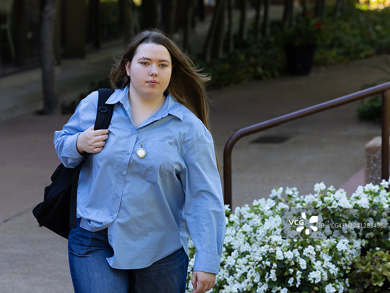 佩戴AI项链的女学生图片素材