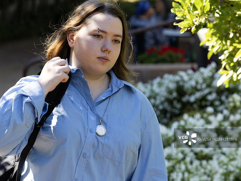 佩戴AI项链的女学生图片素材