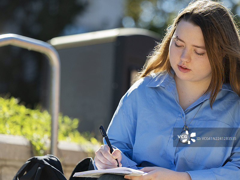 佩戴人工智能项链的女学生图片素材