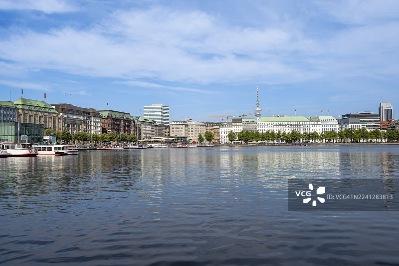 从内阿尔斯特湖眺望汉堡的著名办公楼、酒店、商业建筑和电视塔，德国图片素材