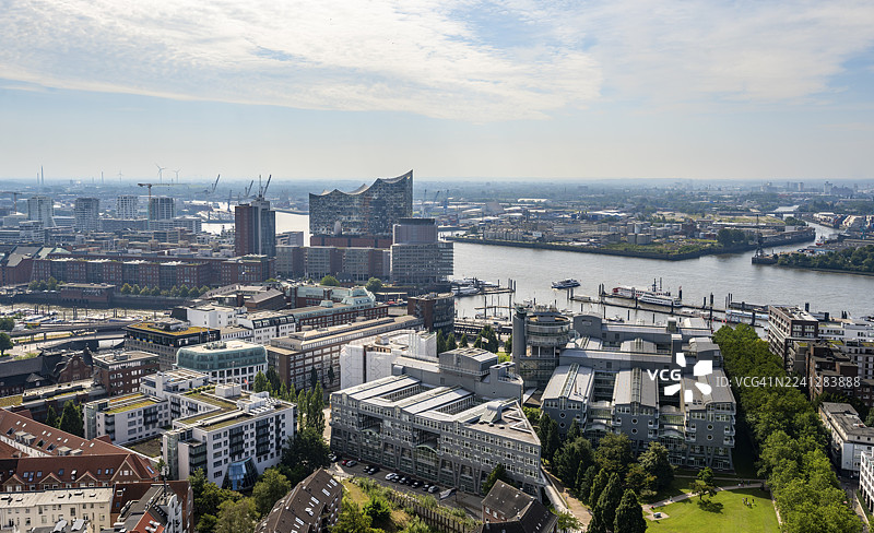汉堡，德国，圣米歇尔教堂塔楼俯瞰易北河及易北爱乐音乐厅的城市景观图片素材