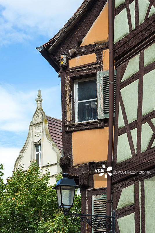 法国科尔马老城区历史悠久的木骨架房屋图片素材