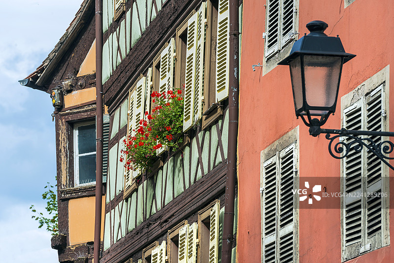 法国科尔马老城区历史悠久的半木结构房屋图片素材