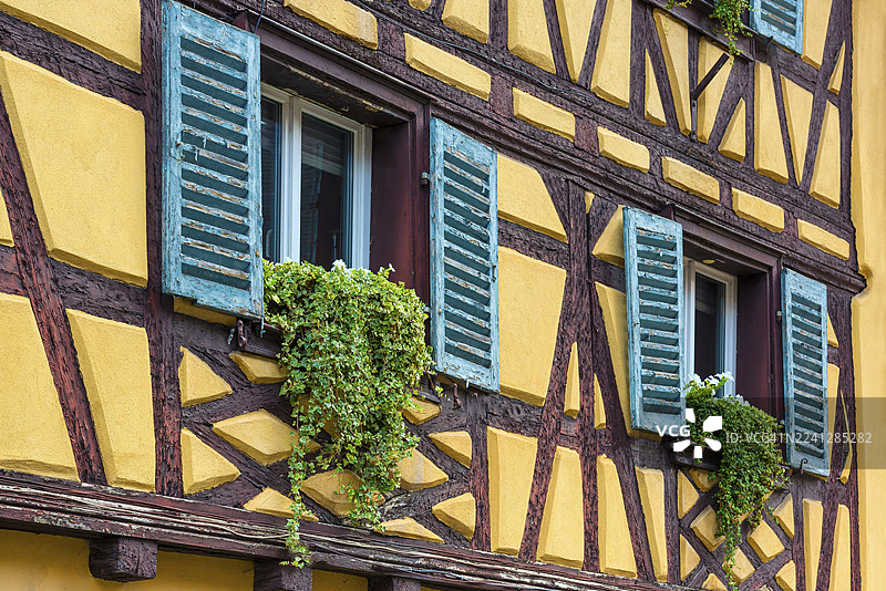 法国科尔马老城区历史悠久的半木结构房屋图片素材