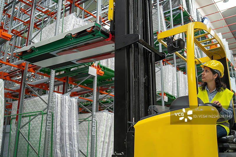 仓库团队在设施内协调，配备安全装备图片素材