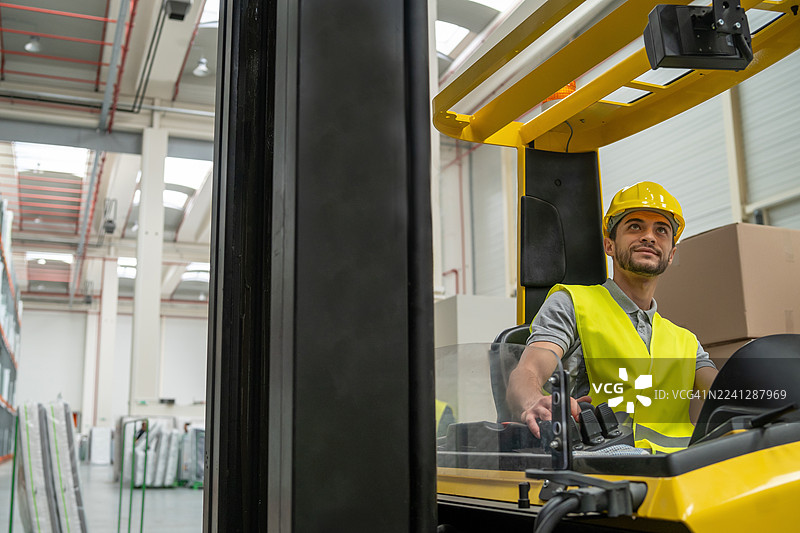 专注的操作员：学习叉车控制操作图片素材