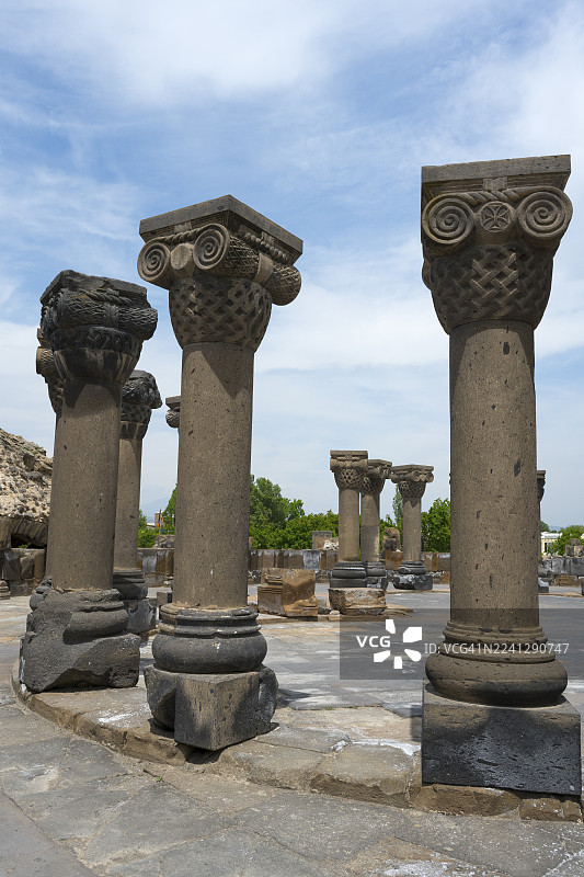 古老建筑群中的石柱,柱头装饰精美,位于亚美尼亚共和国阿尔马维尔州斯瓦尔特诺茨(Zvartnots)大教堂,该地为联合国教科文组织世界遗产。图片素材