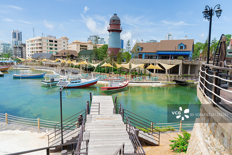 泰国芭提雅一座木桥通往一个假的码头。图片素材