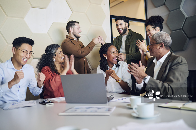 欢欣鼓舞的商业团队，伴随着掌声和击掌庆祝成功图片素材