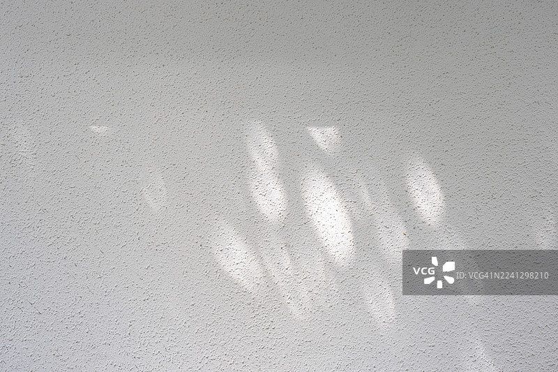 白色混凝土墙背景上的阴影图片素材