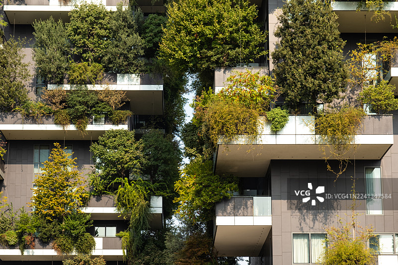 意大利米兰“垂直森林”（Bosco Verticale）郁郁葱葱的阳台图片素材