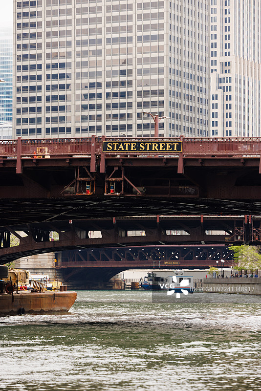 雾天里，船只驶过芝加哥河，河上有州街大桥等桥梁图片素材
