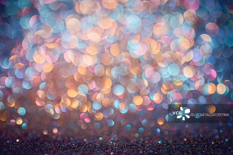 充满活力的散景灯光，营造出梦幻般的色彩抽象背景，适用于节日或营销视觉效果图片素材