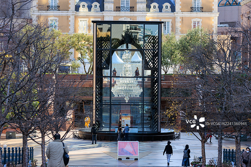 东京惠比寿的巨型吊灯图片素材