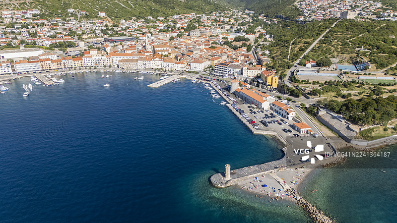 风景如画的港口和周围绿色景观的塞尼海岸小镇图片素材