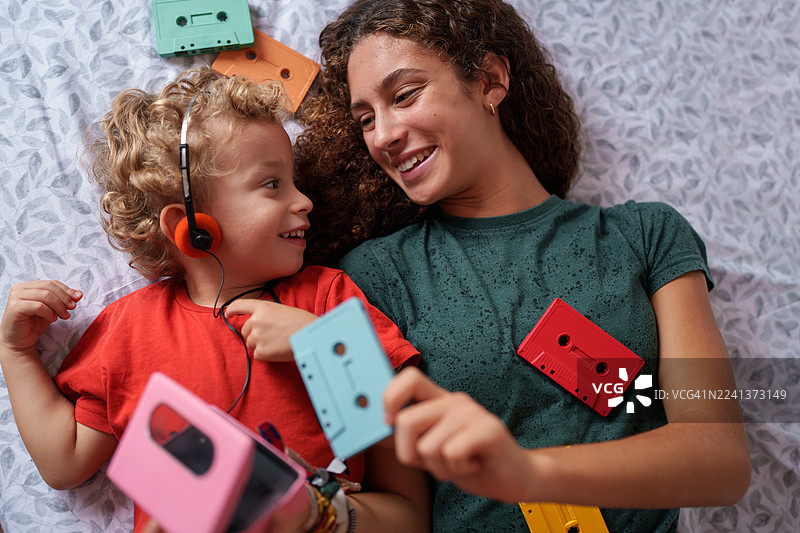 兄弟姐妹们用复古随身听和磁带听音乐图片素材
