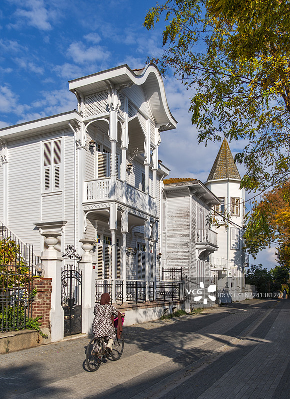 骑行经过伊斯坦布尔布吕克阿达岛的木制豪宅图片素材