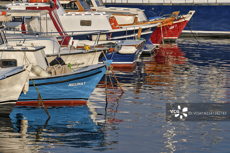 土耳其伊斯坦布尔布于卡达港的船只静待停泊图片素材