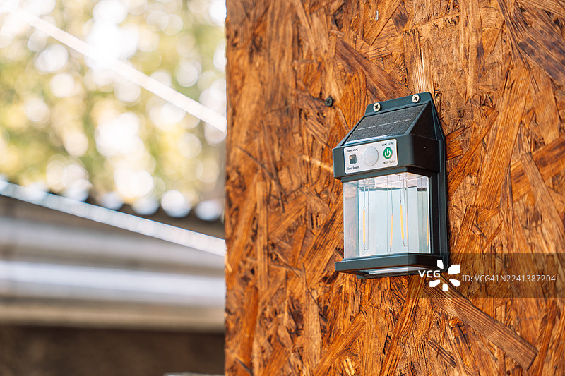 OSB 外墙板上的太阳能 LED 墙灯图片素材