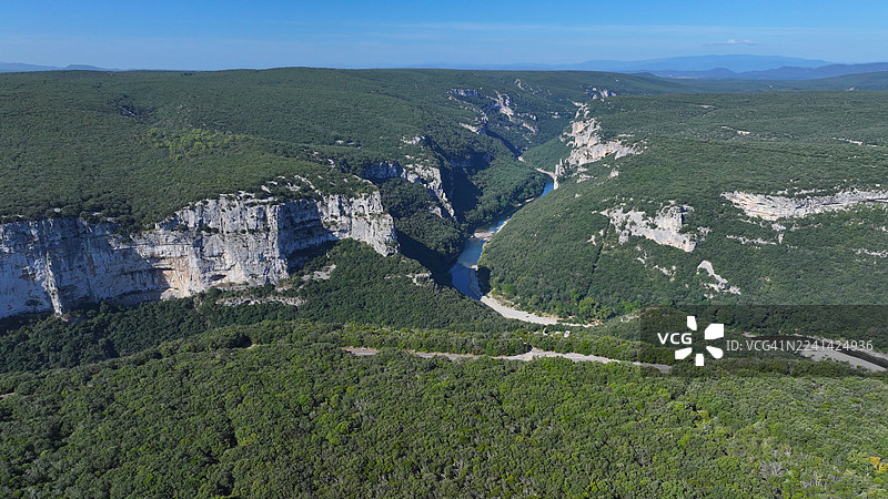 法国阿尔代什省圣艾蒂安-德-阿尔代什的圣殿骑士观景点附近的阿尔代什峡谷图片素材