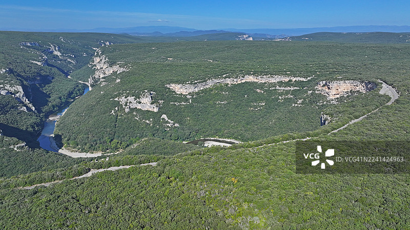 法国阿尔代什省圣艾蒂安德阿尔代什的圣殿骑士观景台附近的阿尔代什峡谷图片素材