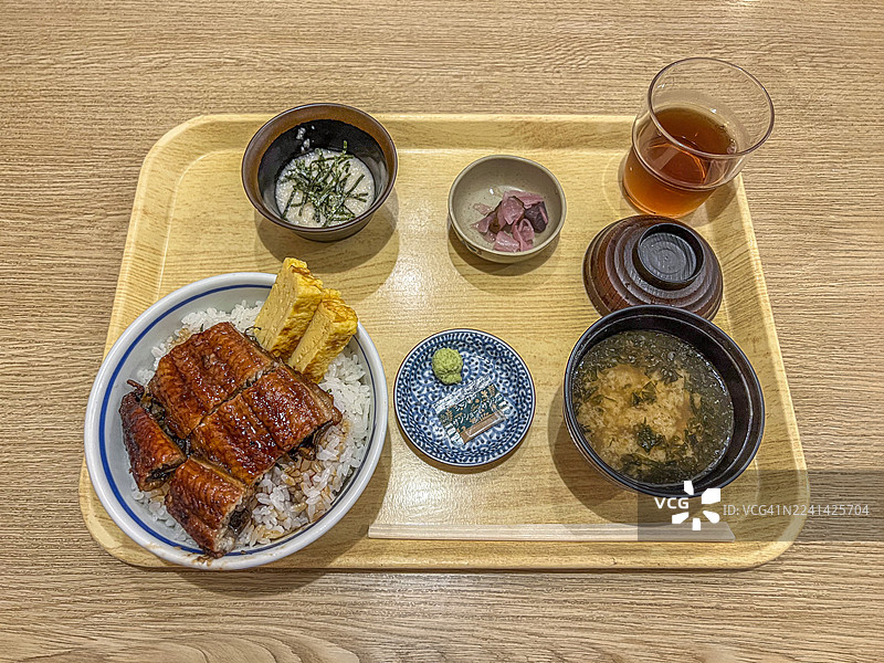 日式鳗鱼饭配味噌汤和小菜图片素材