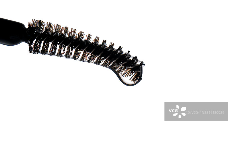 黑色刷子流淌着促进眉毛和睫毛生长的精油。图片素材