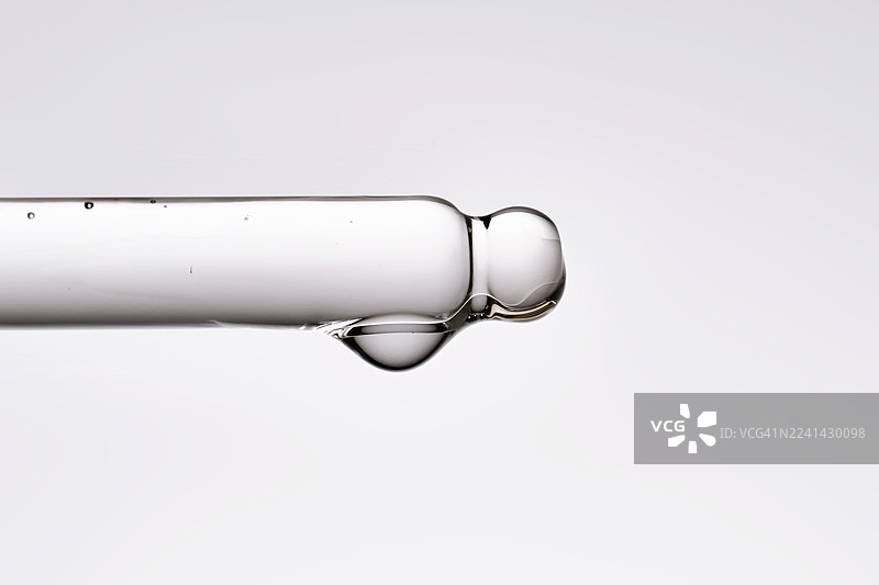 滴管特写，流淌着化妆品。精华质地。图片素材