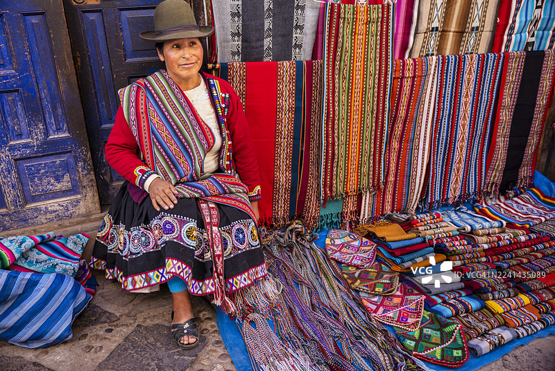 秘鲁女性在乌鲁班巴河谷皮萨克售卖纪念品图片素材