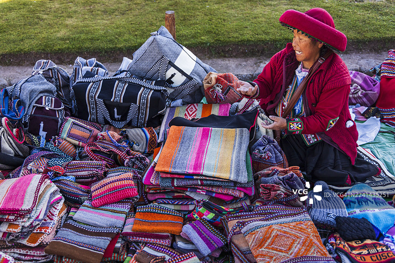 秘鲁女子在印加遗址售卖纪念品，圣谷，秘鲁图片素材