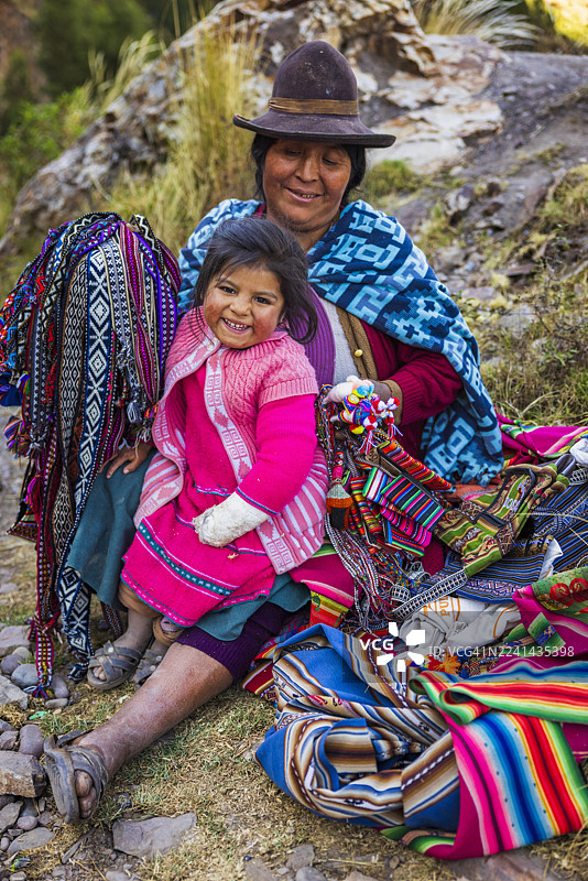 秘鲁妇女在皮萨克印加遗址售卖纪念品，圣谷，秘鲁图片素材