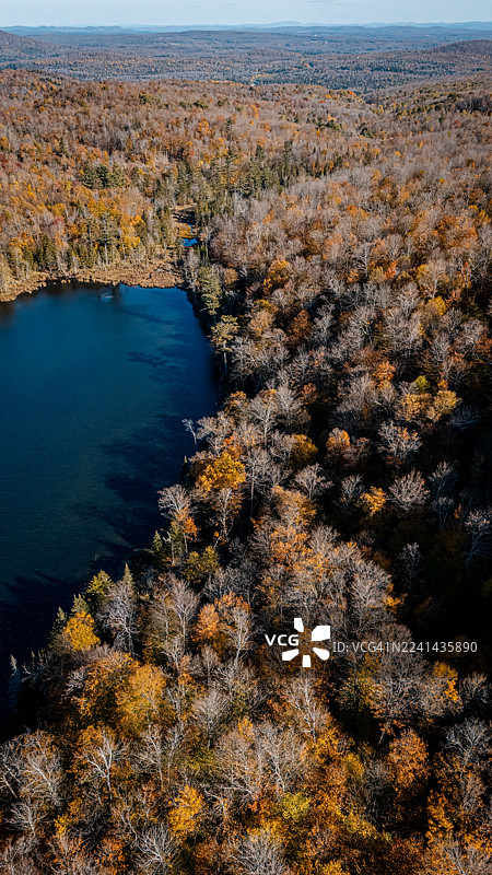 深秋时节，俯瞰贝克池塘图片素材