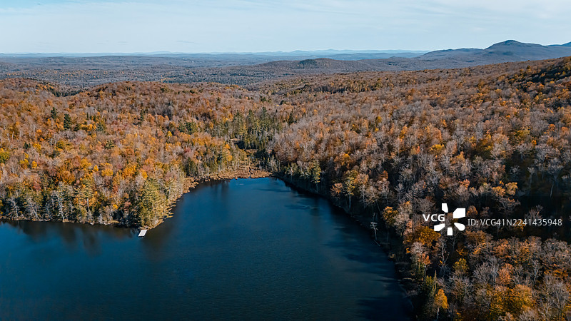 深秋时节，伊塘贝克湖上空图片素材