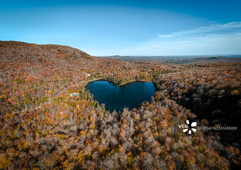 深秋时节的贝克湖上空图片素材