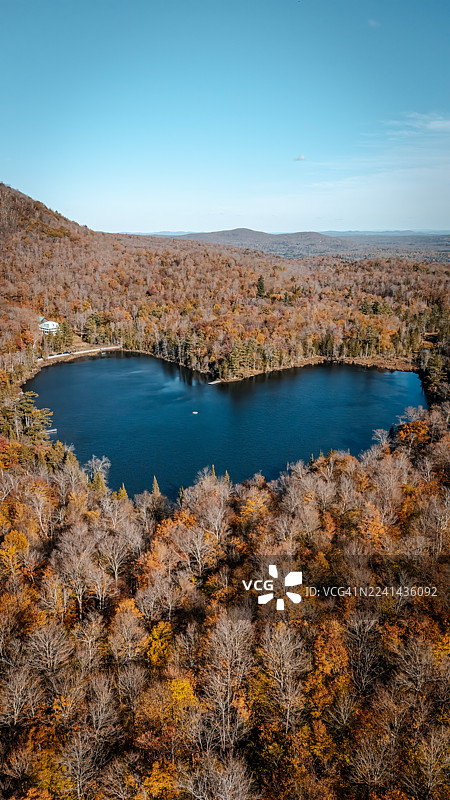 深秋时节的贝克池塘上方图片素材