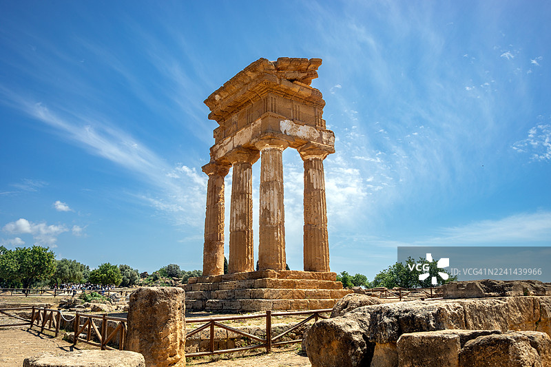 意大利西西里阿格里真托，卡斯托尔与波吕克斯神庙在晴朗的蓝天下图片素材