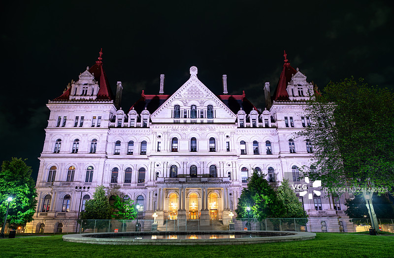 夜幕下的纽约州议会大厦，低角度仰视拍摄，灯火辉煌图片素材