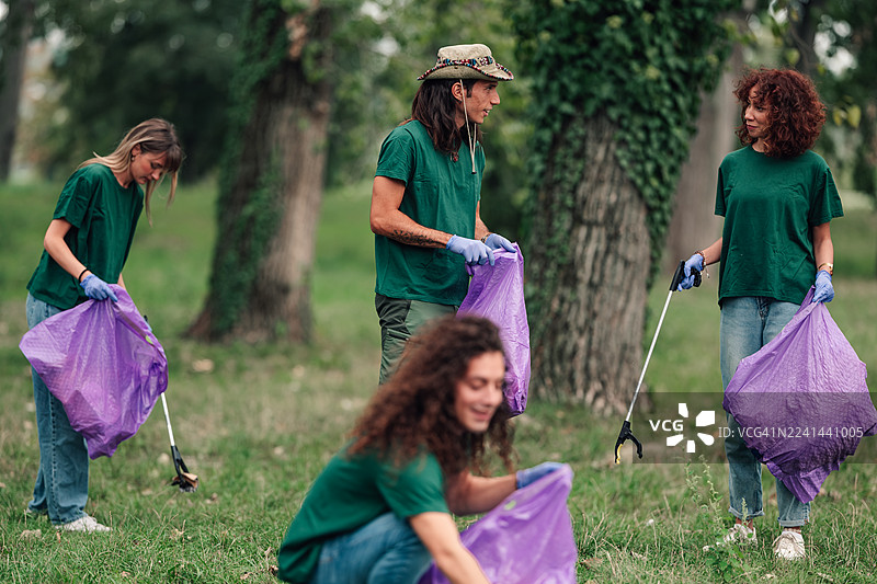 志愿者在公园捡拾垃圾，保护环境图片素材