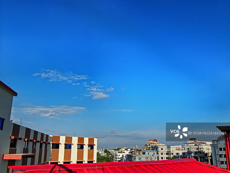 低角度拍摄的建筑与蓝天，孟加拉国，锡尔赫特图片素材