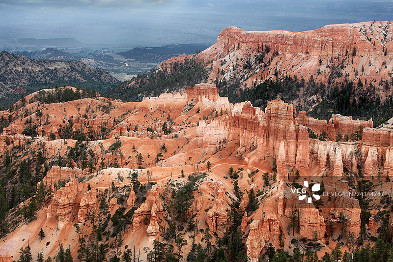 犹他州布莱斯峡谷国家公园的戏剧性地貌,拥有石林和松树,位于埃斯卡兰特,美国,美利坚合众国图片素材