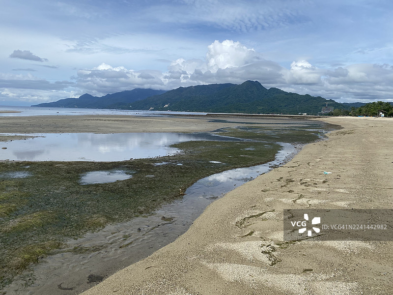菲律宾八打雁海滩低潮时的广阔风景，远处有山峦和倒影，天空多云，图片素材