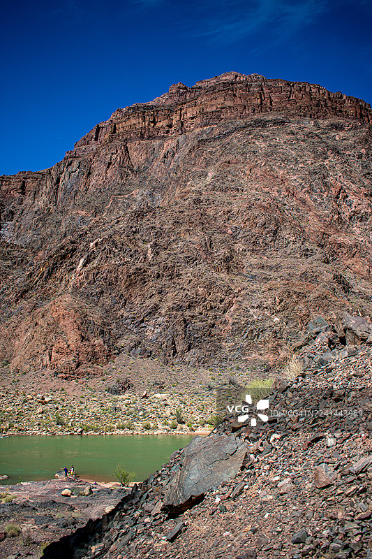雄伟的落基山脉高耸于清澈蓝天下宁静的河流之上，美国亚利桑那州弗拉格斯塔夫，大峡谷国家公园基金会图片素材